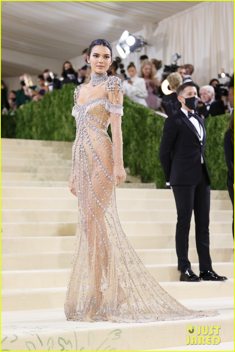 Full Sized Photo of gigi hadid has best reaction to kendall jenner at ...