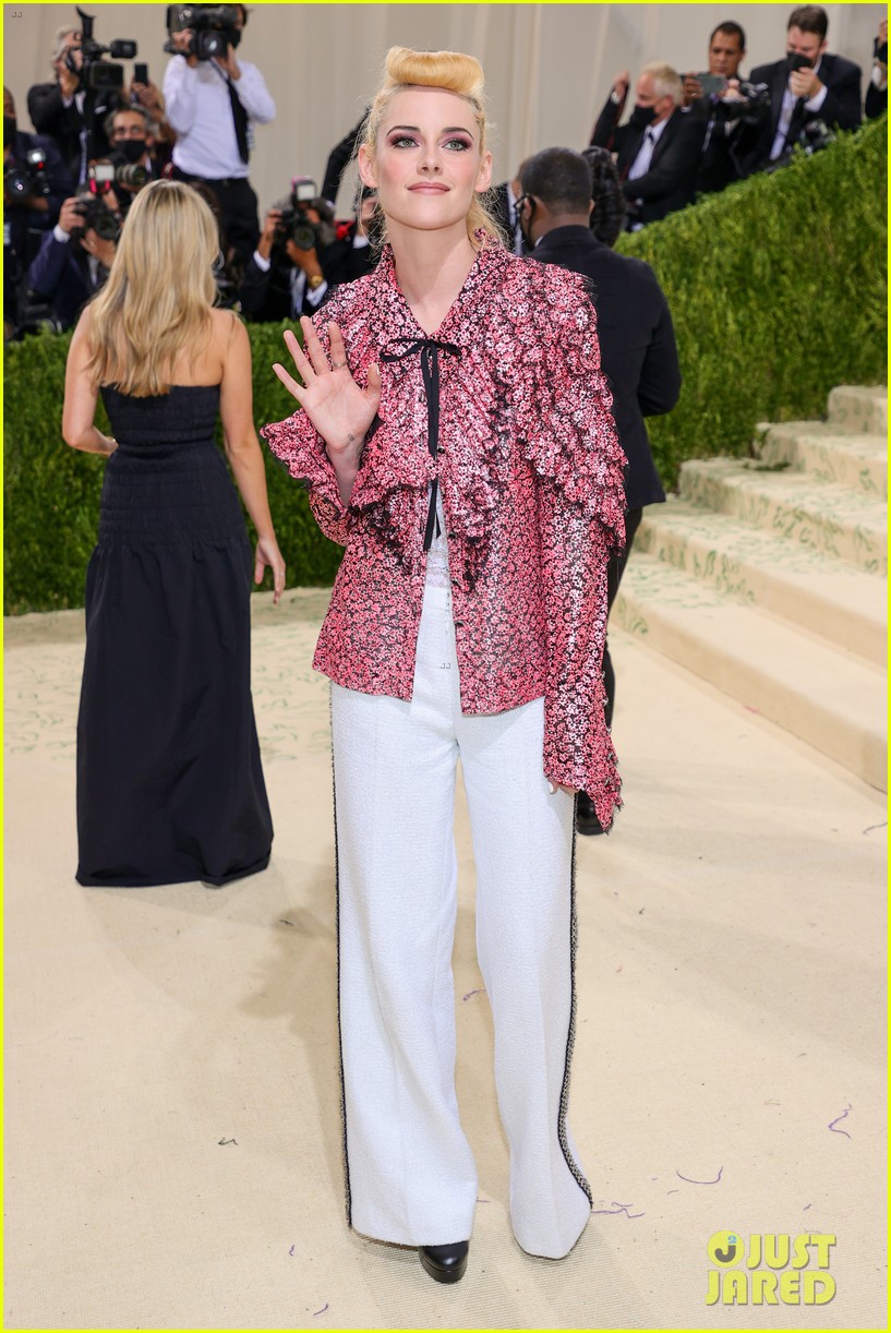 Full Sized Photo of kristen stewart wears pink ruffles to met gala 2021