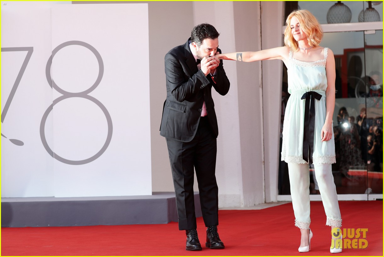 kristen stewart has the most fun at spencer venice film festival premiere 08