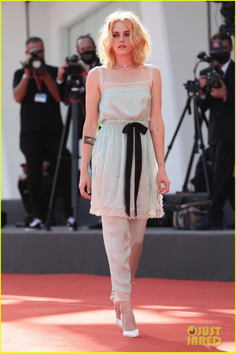 kristen stewart has the most fun at spencer venice film festival premiere 15