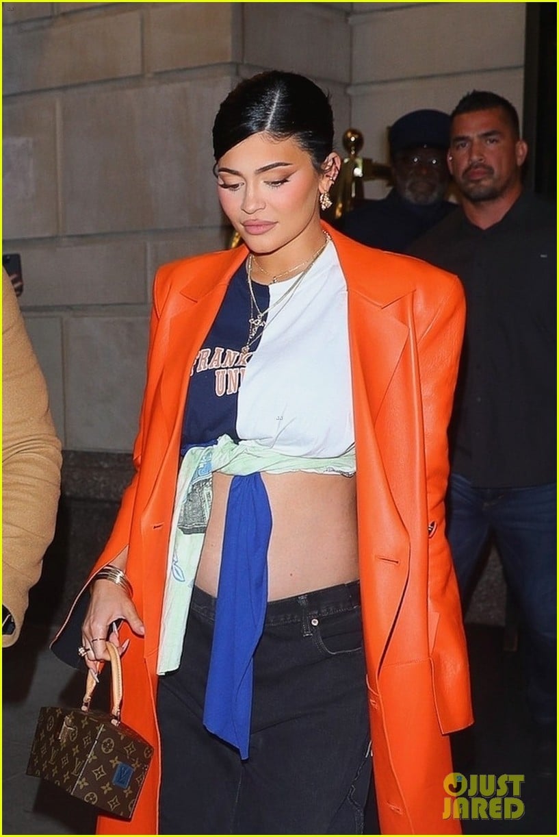 Kylie Jenner deja su barriguita al descubierto en Nueva York