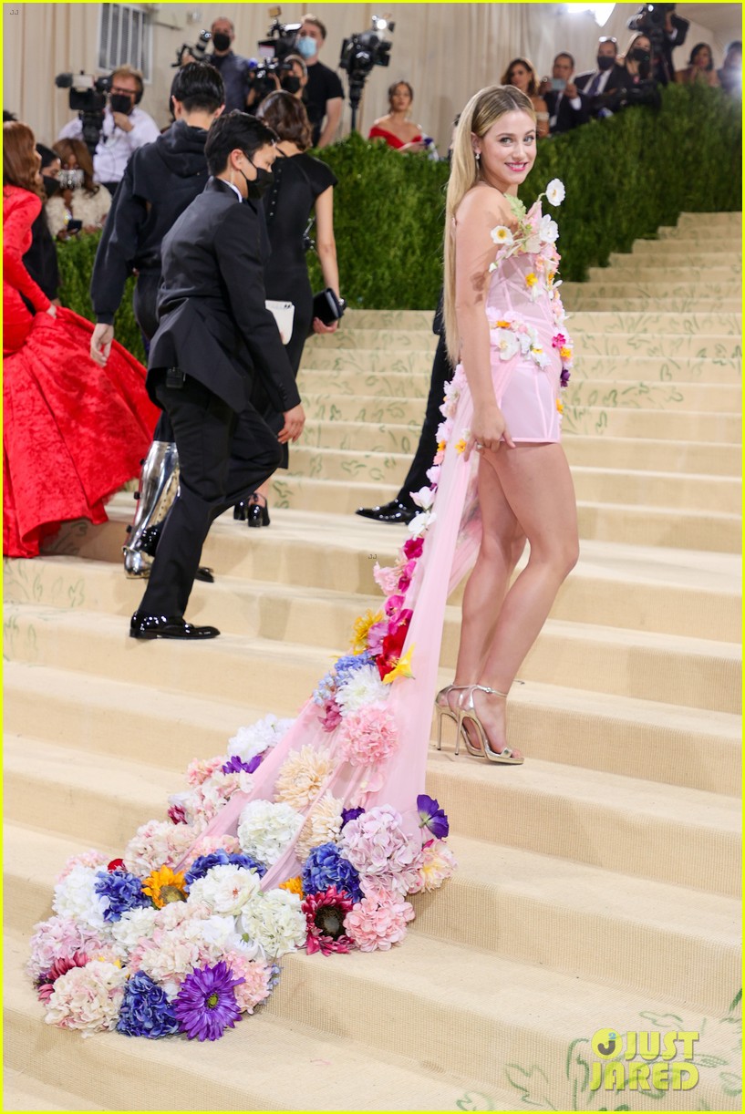 Lili Reinhart Showcases All 50 States At Met Gala 2021 Photo 1323872 Photo Gallery Just 7332