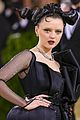 maisie williams is a super chic wednesday addams at met gala 2021 09