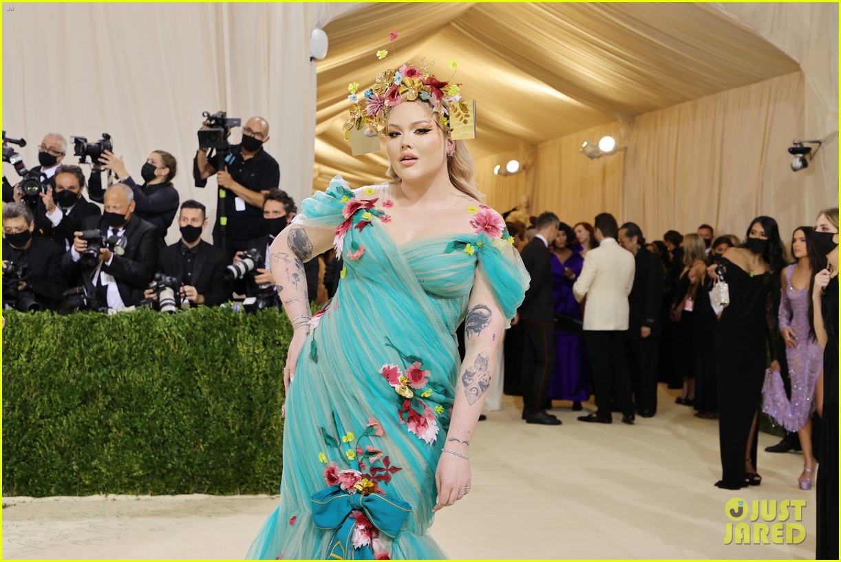 nikkie tutorials channels midsommar at first met gala 01