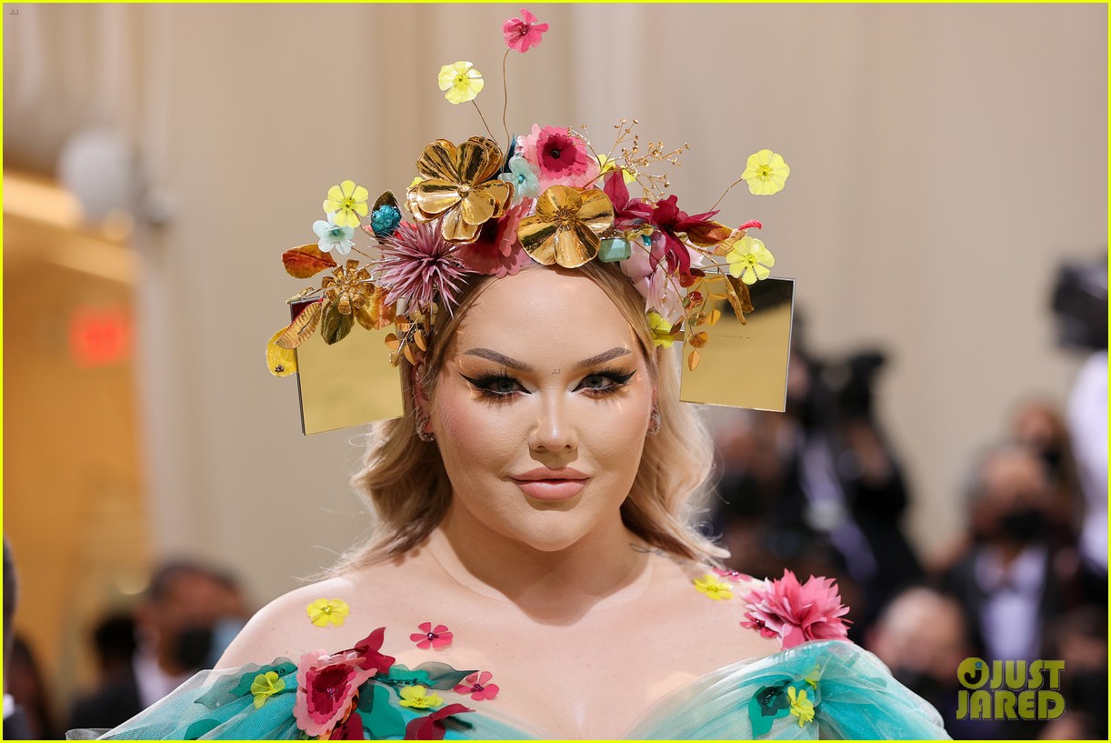 nikkie tutorials channels midsommar at first met gala 03
