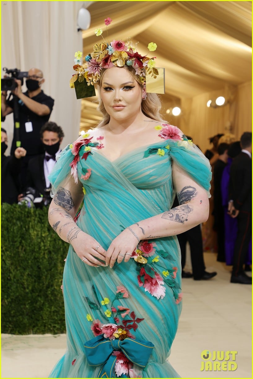 Full Sized Photo of nikkie tutorials channels midsommar at first met