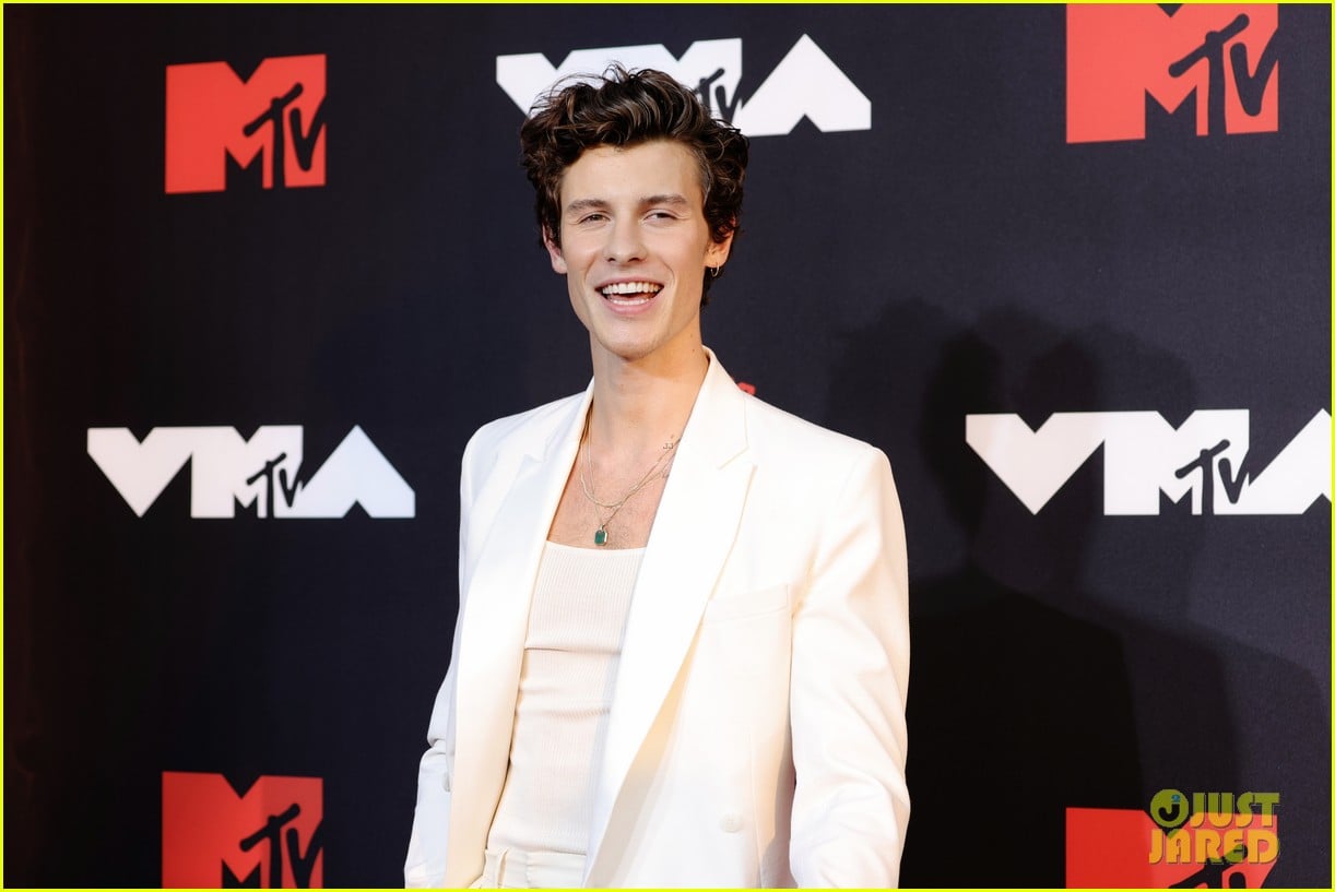 shawn mendes shows off his smile at mtv vmas 03