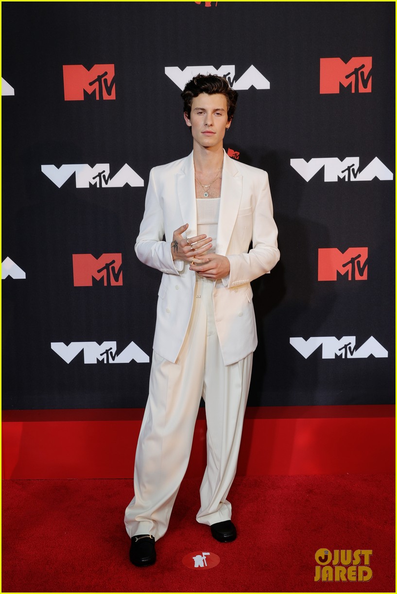 shawn mendes shows off his smile at mtv vmas 04