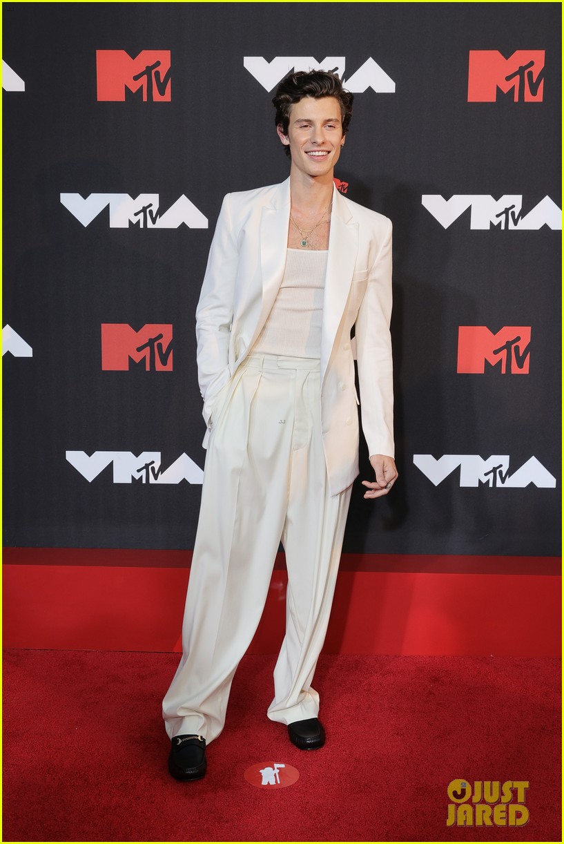 shawn mendes shows off his smile at mtv vmas 10