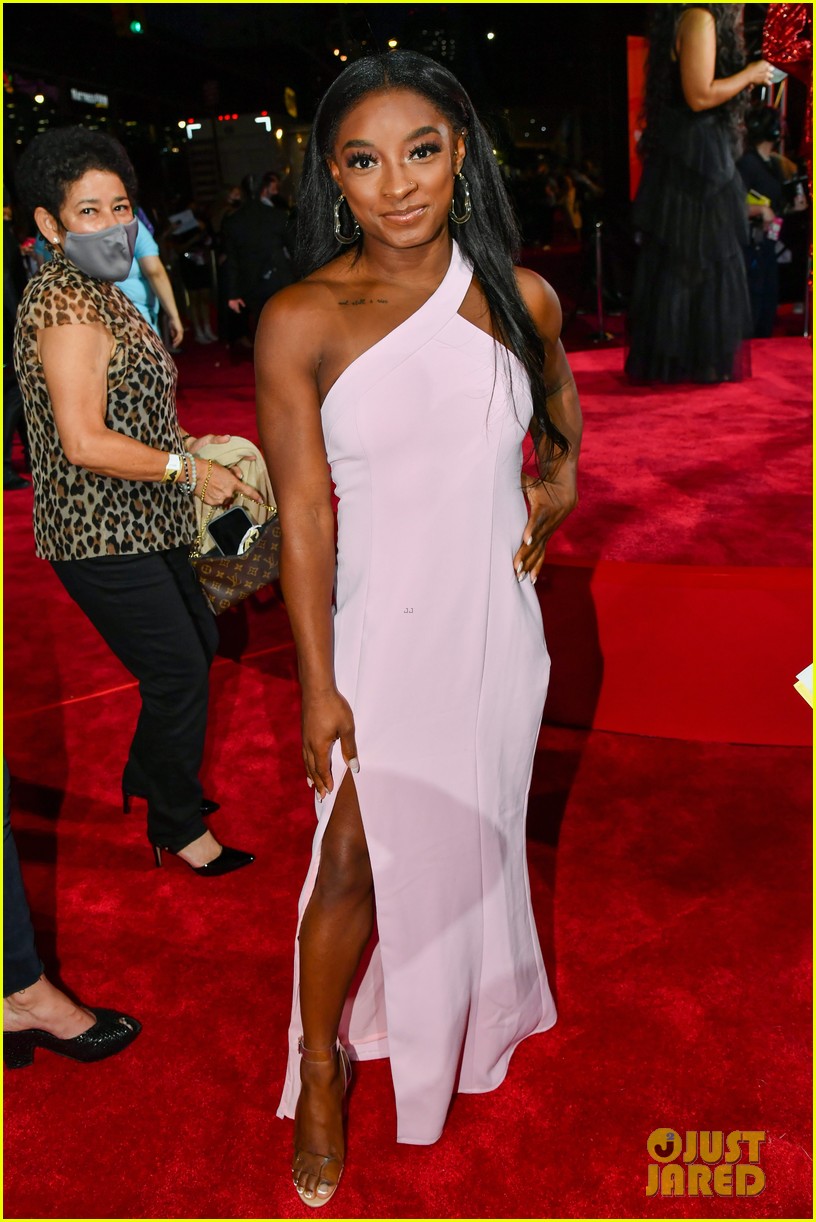 shay mitchell debby ryan simone biles mtv vmas 21