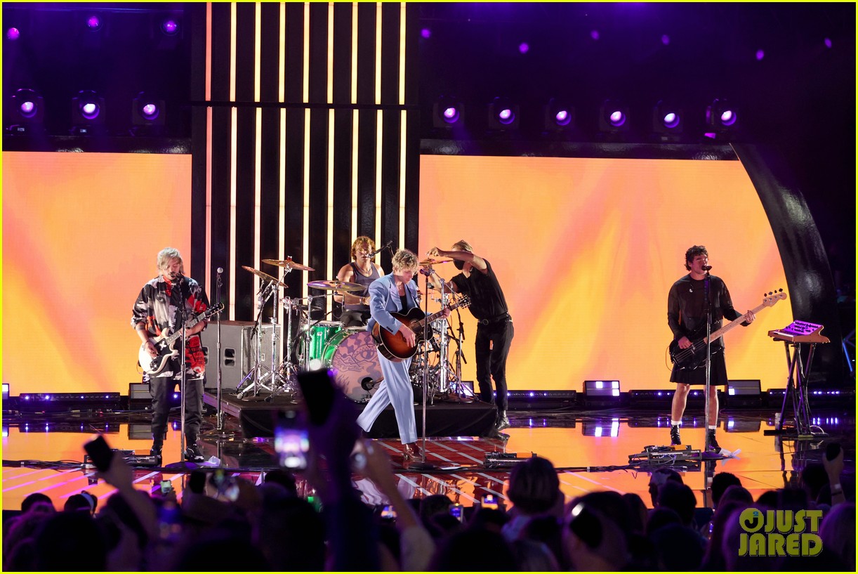 5 seconds of summer sign new global record deal 05