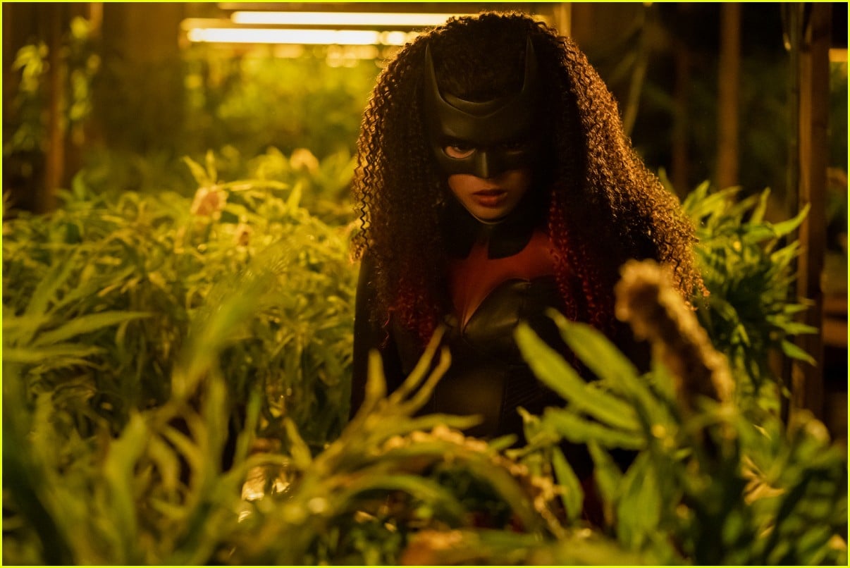 javicia leslie returns as batwoman for season three tonight 09
