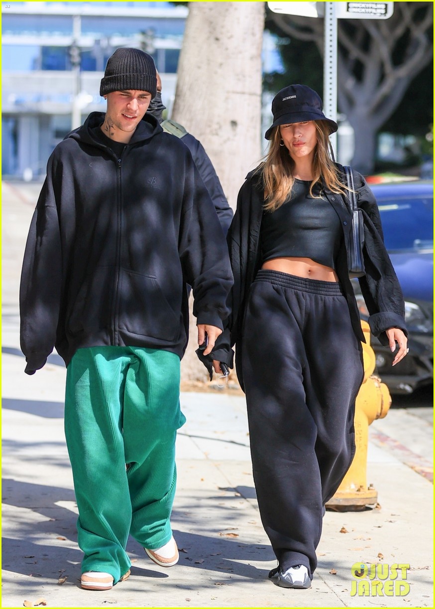 Hailey and Justin Bieber Step Out in Coordinating Baggy Jeans After the  Oscars