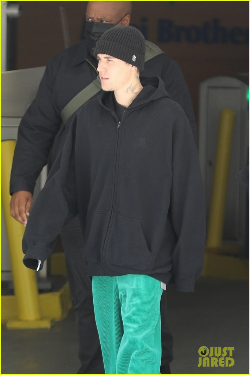 Justin Bieber Wears Baggy Sweats on Saturday Morning Outing with Hailey ...