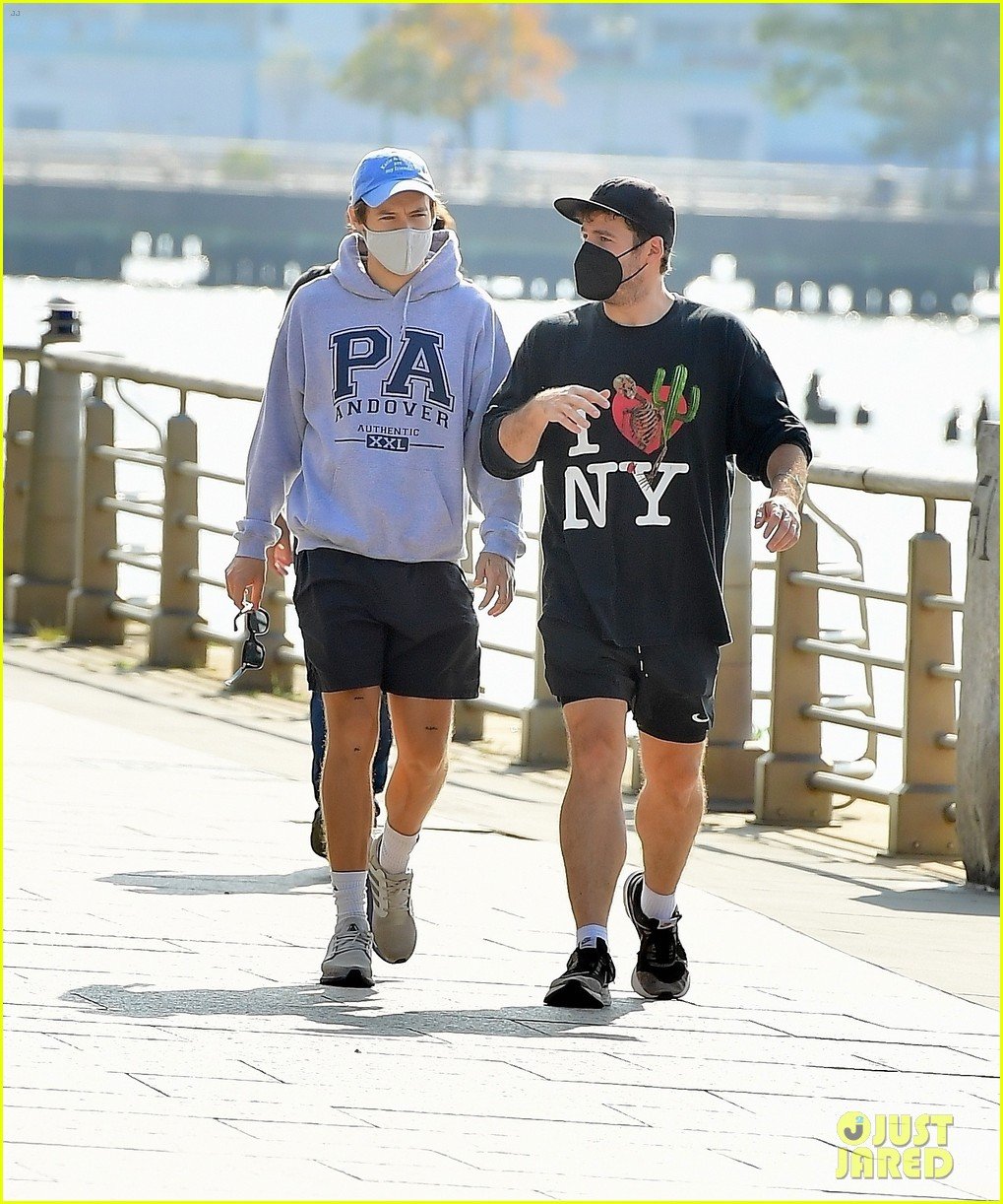 harry-styles-goes-for-a-jog-in-nyc-04.jpg