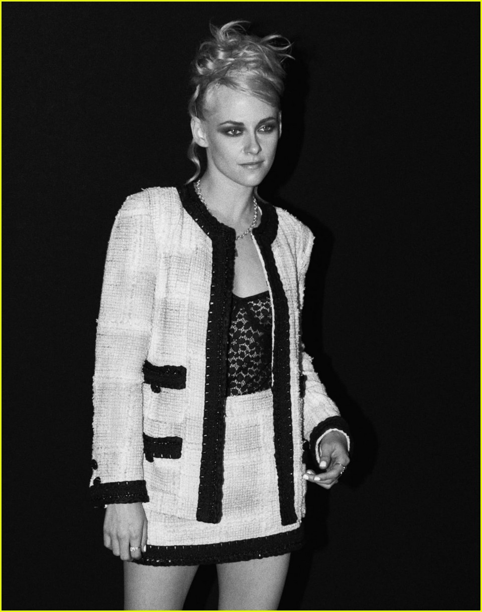 jennie kristen stewart more sit front row at chanel paris fashion week show 04.
