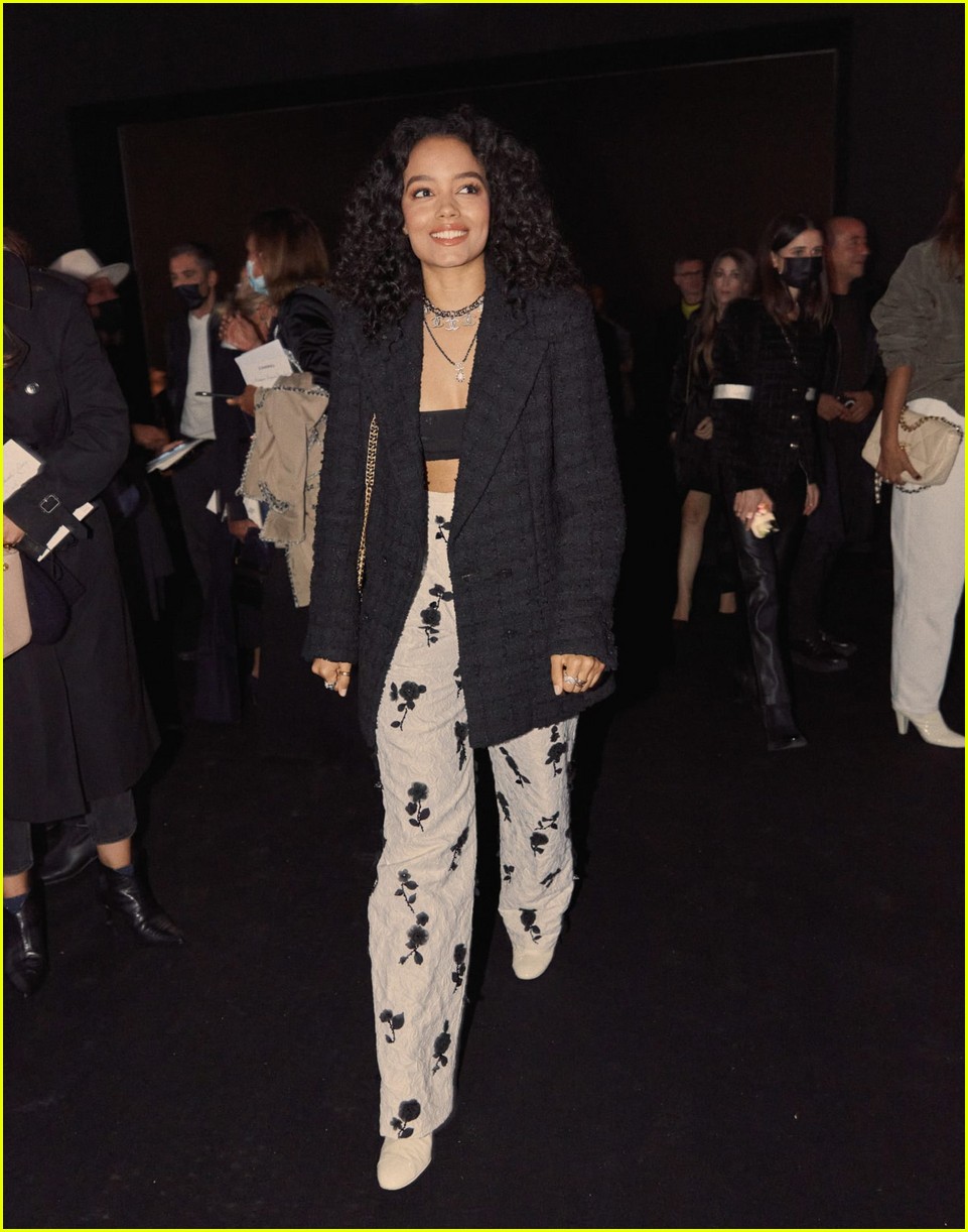 jennie kristen stewart more sit front row at chanel paris fashion week show 05