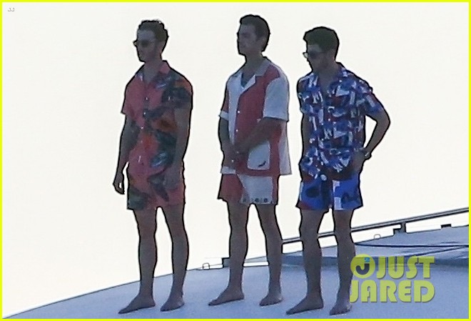 joe jonas joins nick and kevin on a yacht 01