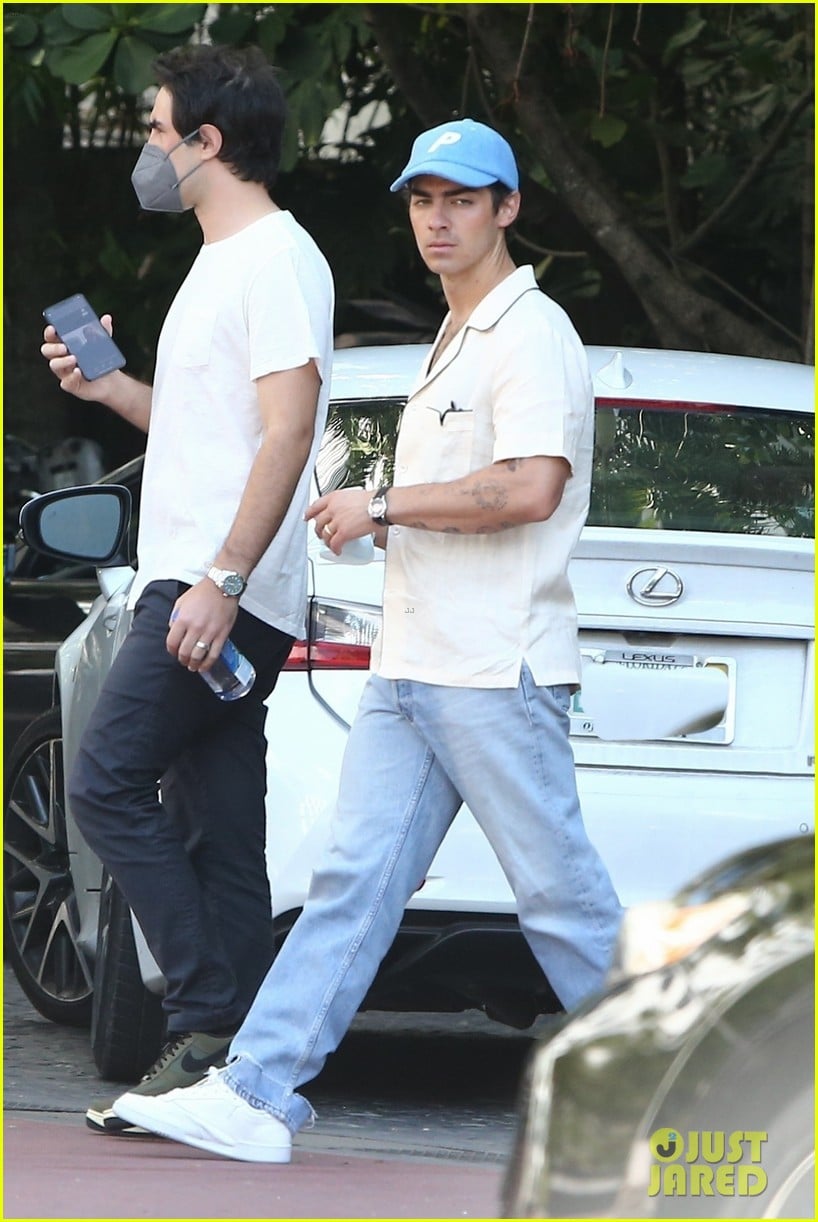 joe jonas joins nick and kevin on a yacht 02