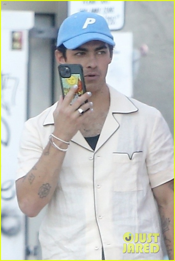 joe jonas joins nick and kevin on a yacht 04
