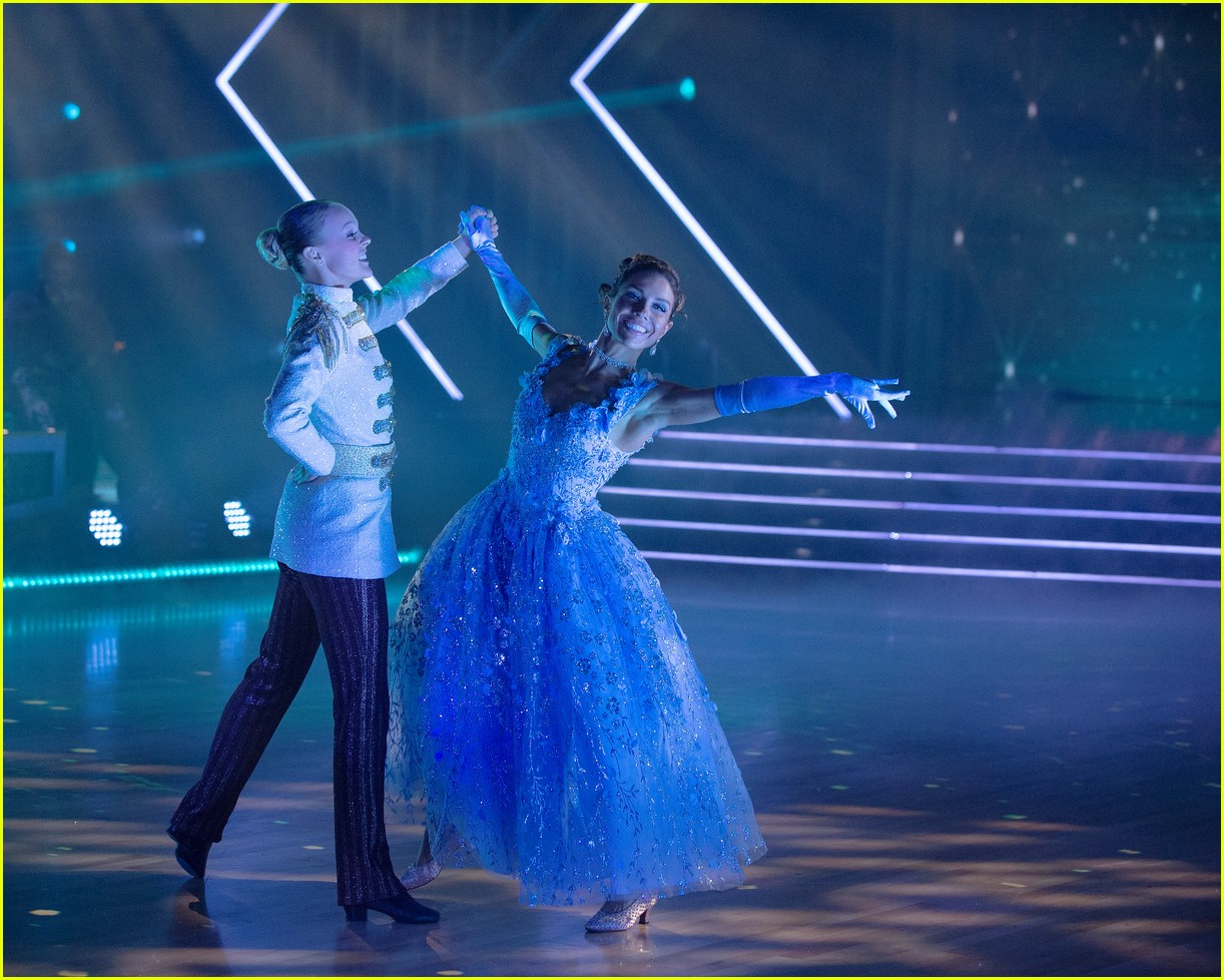jojo siwa turns into prince charming for dwts disney heroes night 05