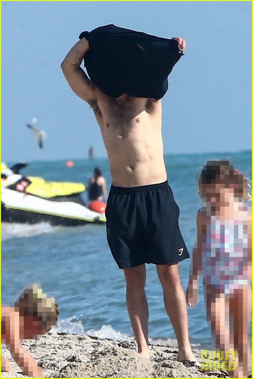 joe jonas shirtless in miami 03