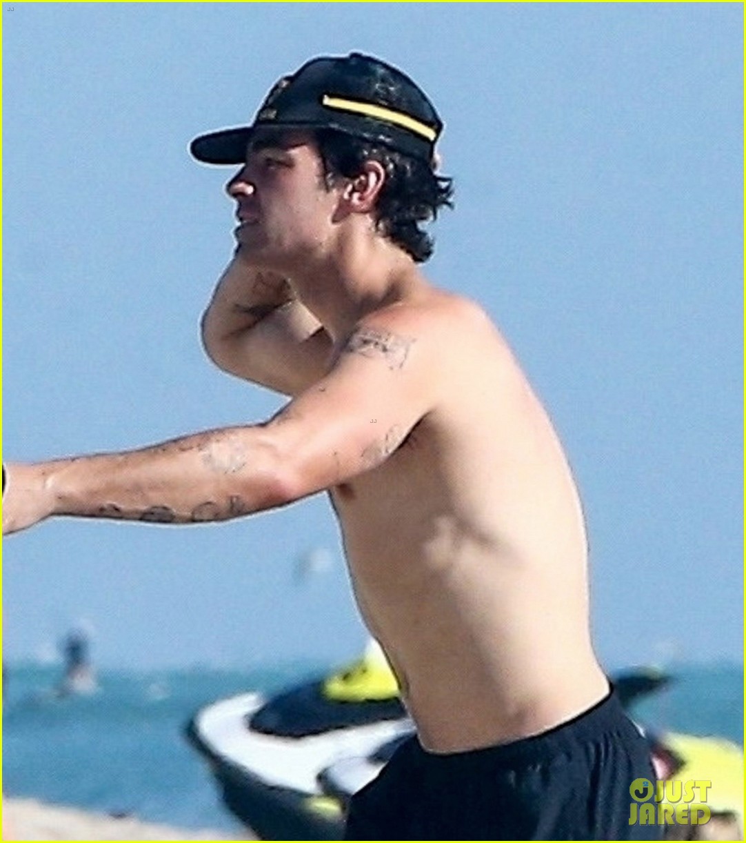 joe jonas shirtless in miami 04