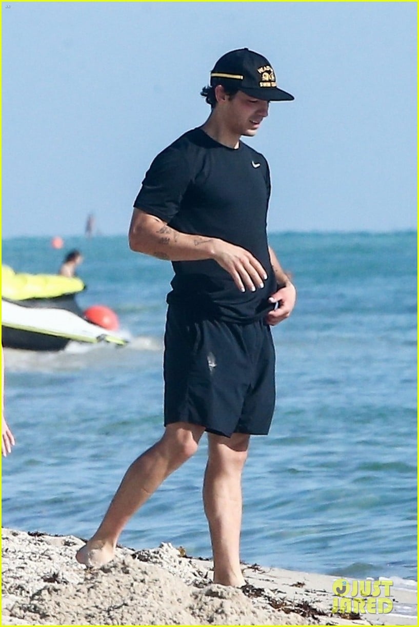 joe jonas shirtless in miami 05
