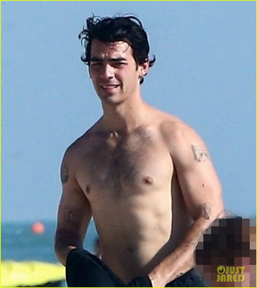 joe jonas shirtless in miami 07