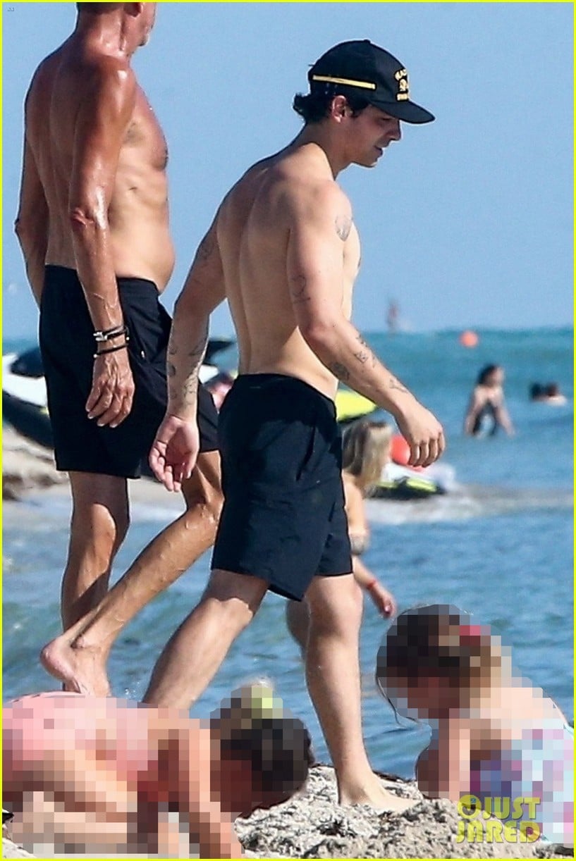 joe jonas shirtless in miami 08