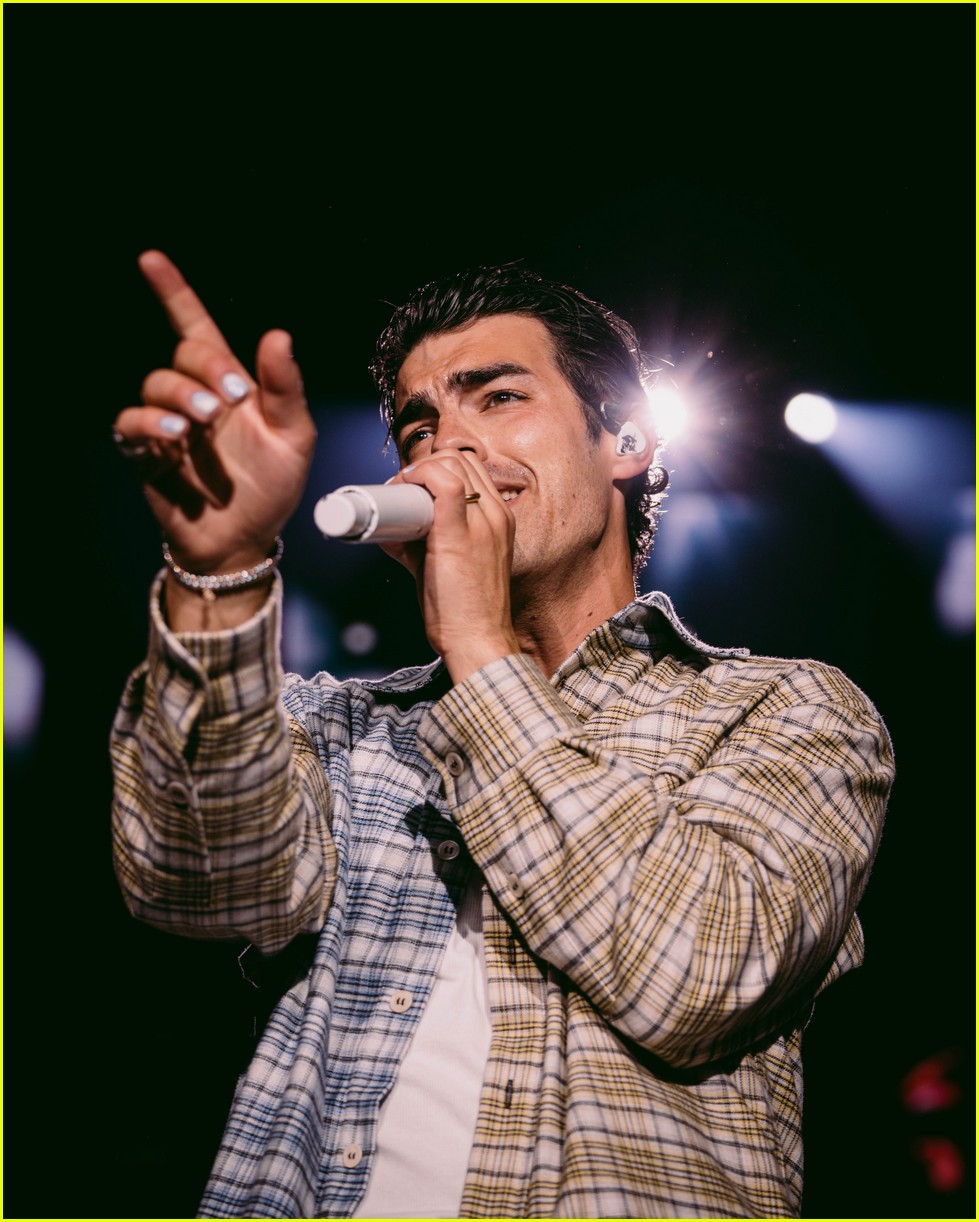 jonas brothers return to home state of new jersey for latest remember this concert 03
