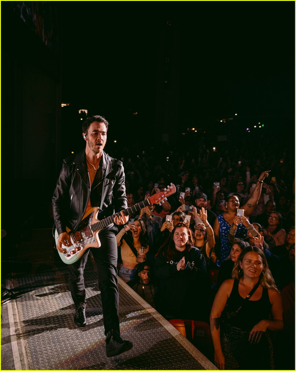 jonas brothers return to home state of new jersey for latest remember this concert 15