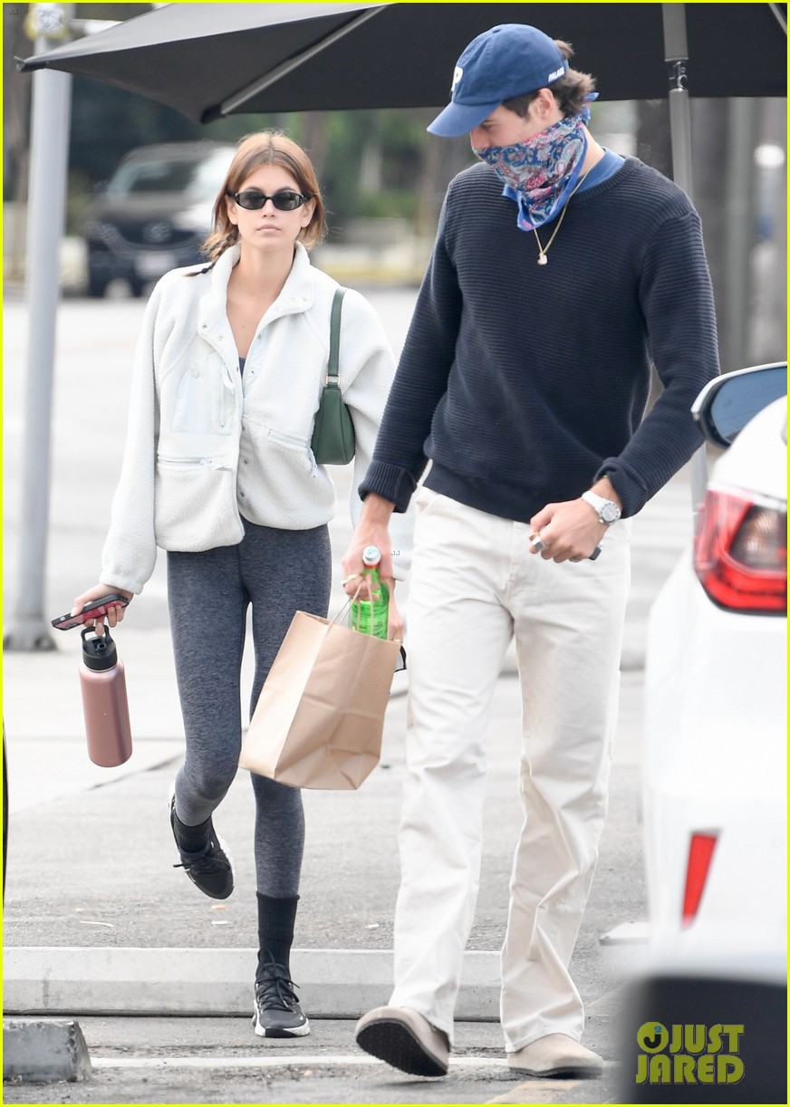 kaia gerber jacob elordi leave pet store in la 01