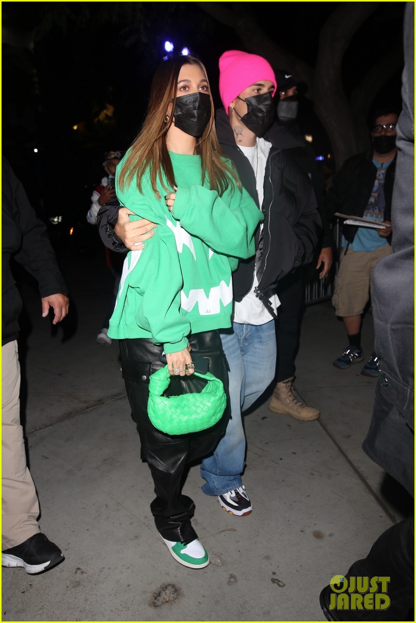 Full Sized Photo Of Kendall Jenner Hailey Justin Bieber Lakers Game 01 Hailey And Justin Bieber