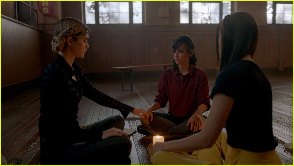 legacies season four premieres on the cw tonight 05