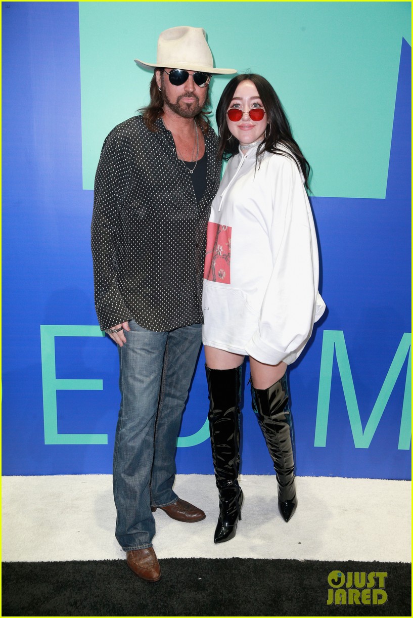 noah cyrus shares emotional tiktok about dad 04