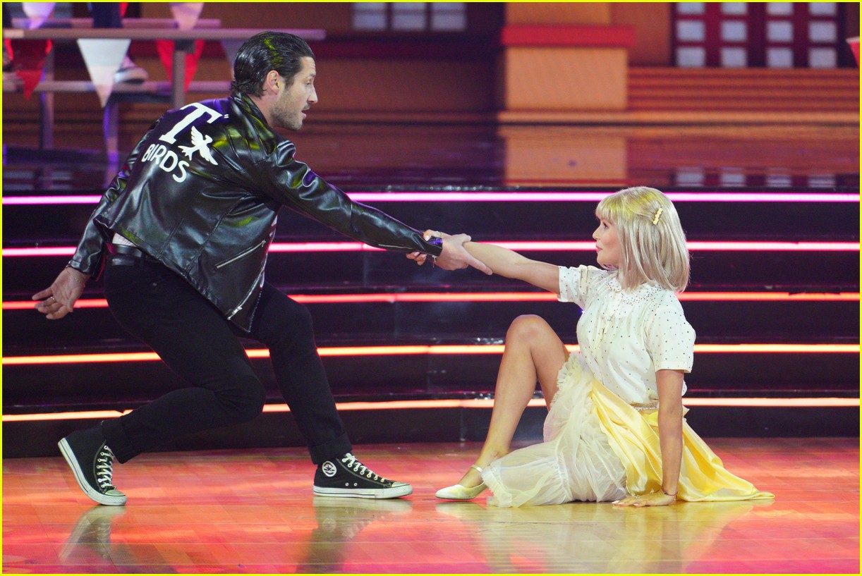 olivia jade turns into sandy for dancing with the stars grease night 07
