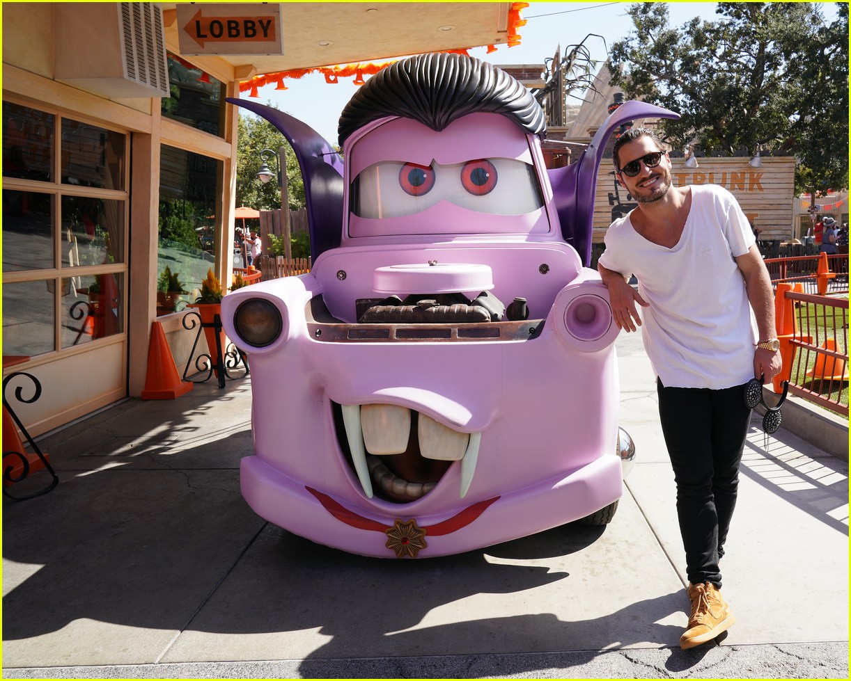 olivia jade val chmerkovskiy have fun at disneyland before dwts disney night 10