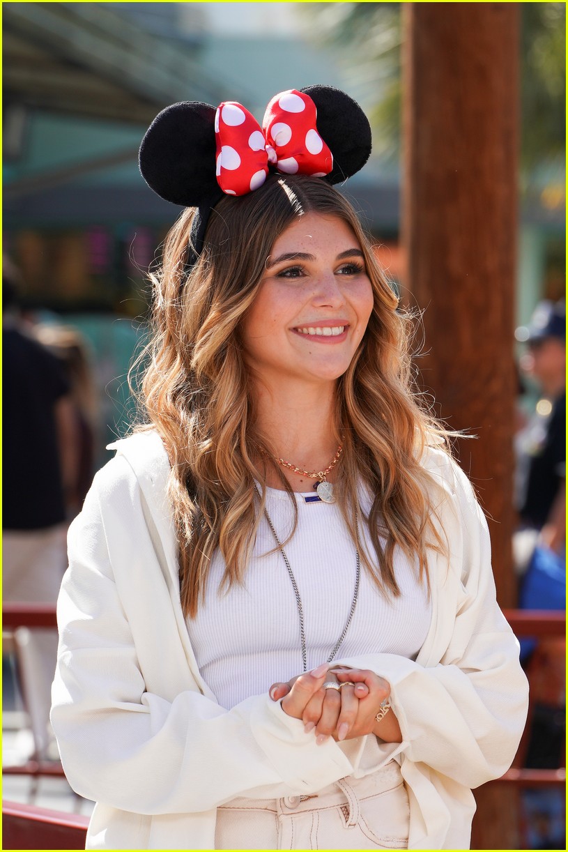 olivia jade val chmerkovskiy have fun at disneyland before dwts disney night 14