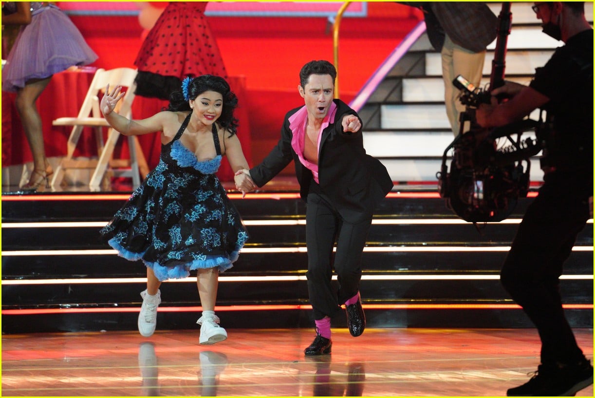 Suni Lee & Sasha Farber Do The Hand Jive On 'Dancing With The Stars ...