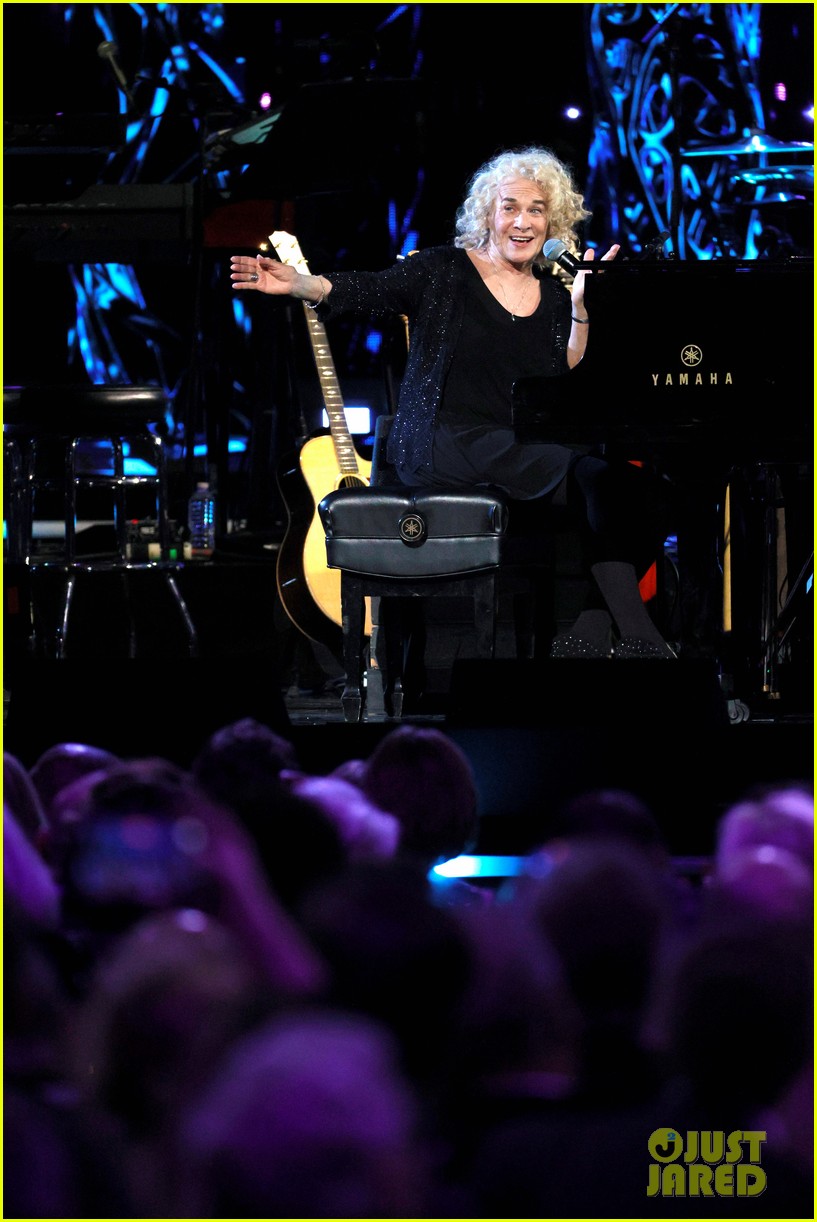 Full Sized Photo of taylor swift honors carole king at rock roll hall - Carole King Rock And Roll Hall Of Fame Induction