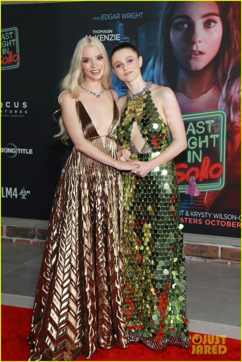 Thomasin McKenzie Wears Green Sequins For 'Last Night In Soho' Premiere