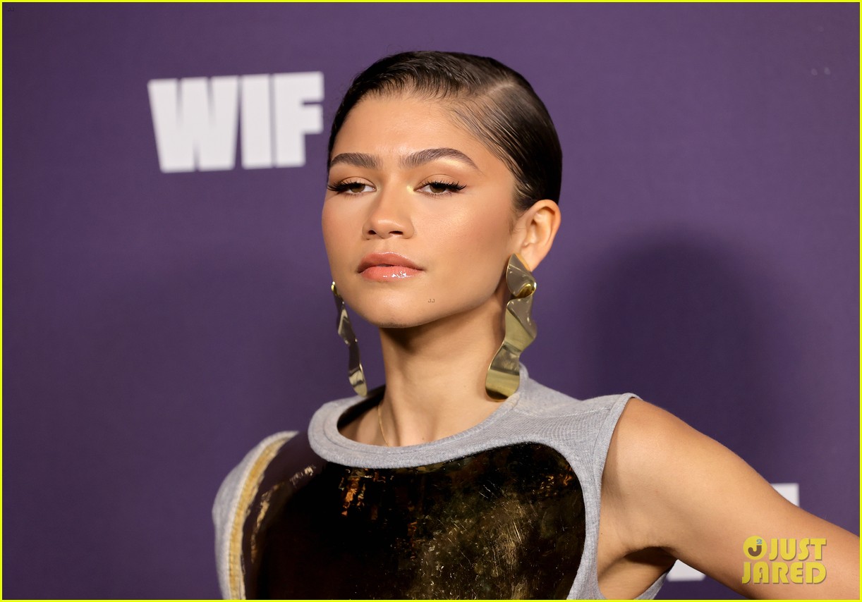 Full Sized Photo of zendaya golden breast plate wif awards 23 | Zendaya