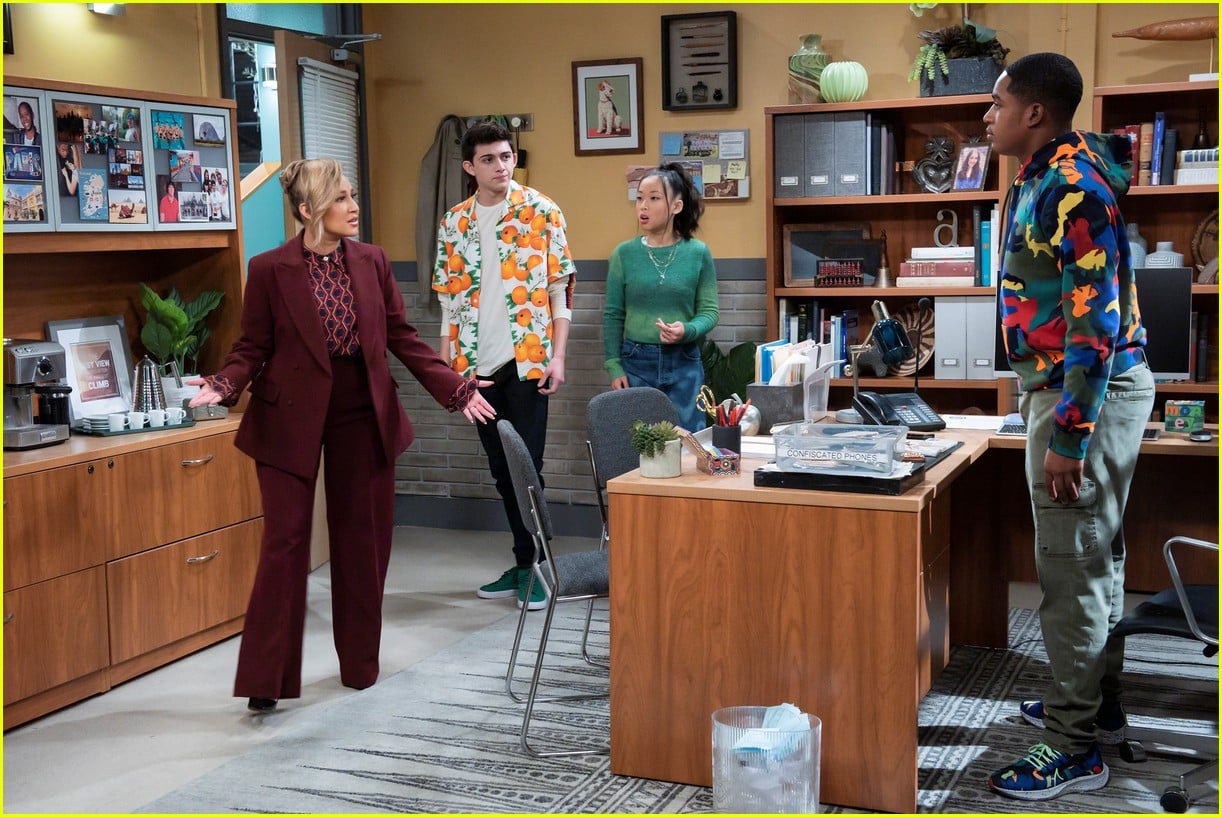 raven symone adrienne houghton to reunite on ravens home season five 02