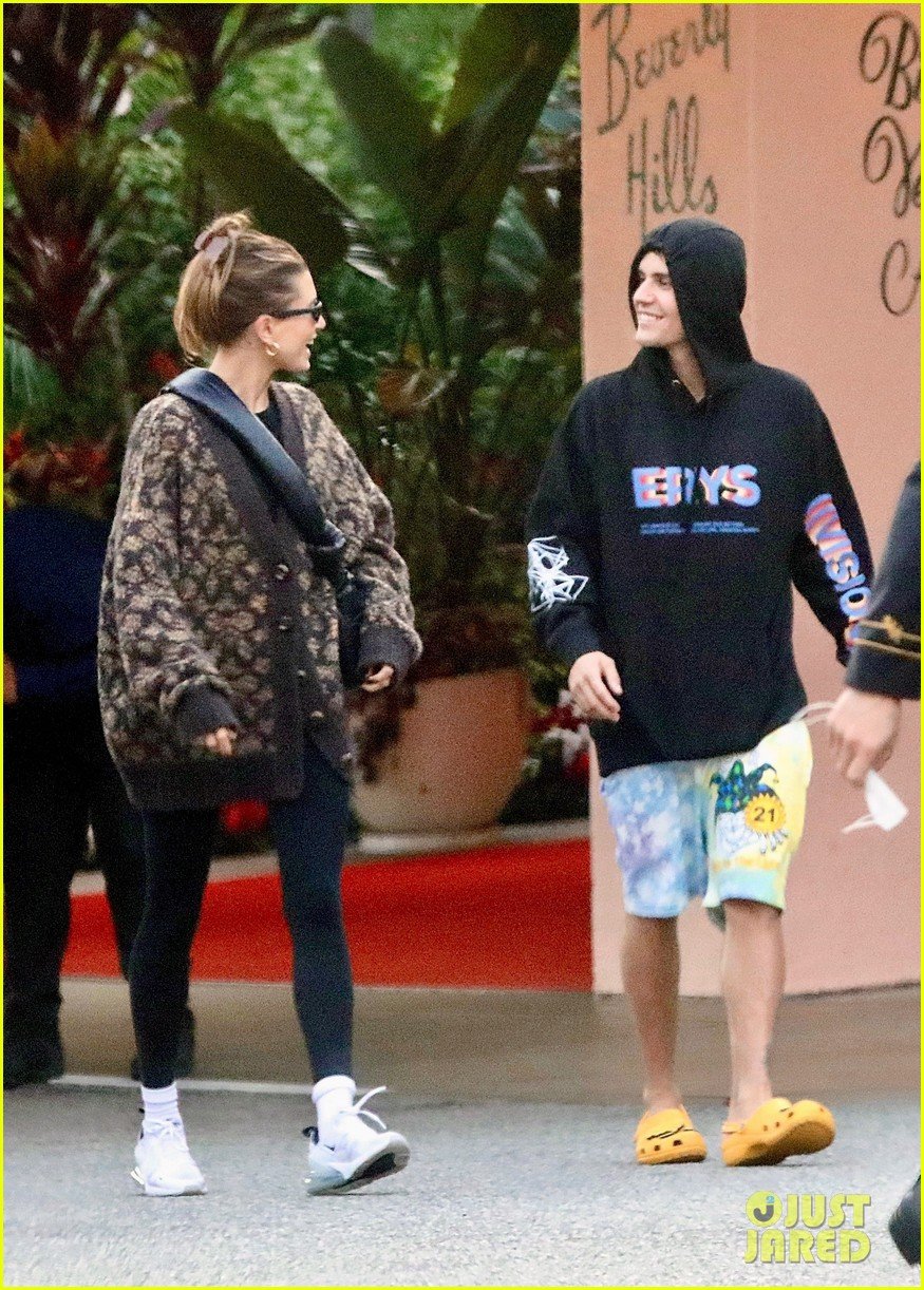 hailey justin bieber grab an early dinner in beverly hills 01