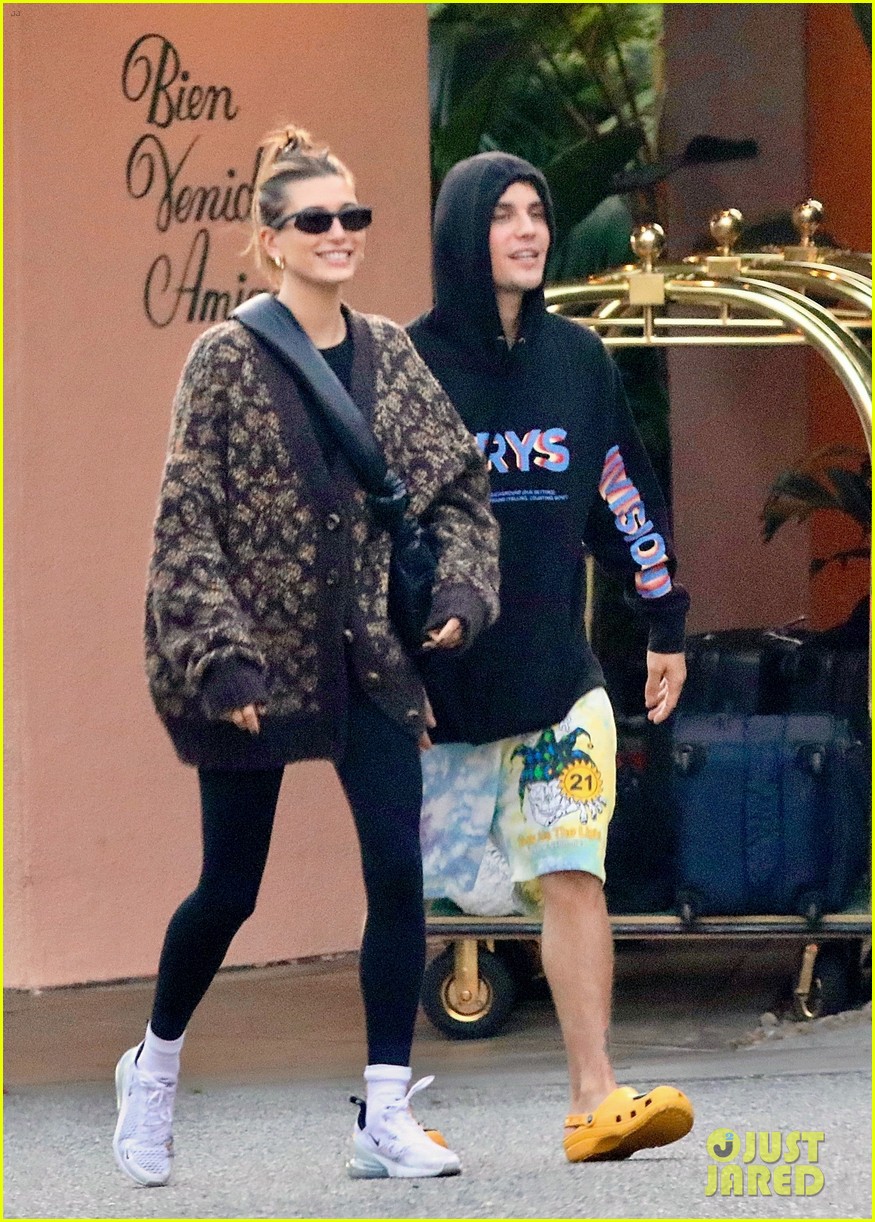 hailey justin bieber grab an early dinner in beverly hills 03