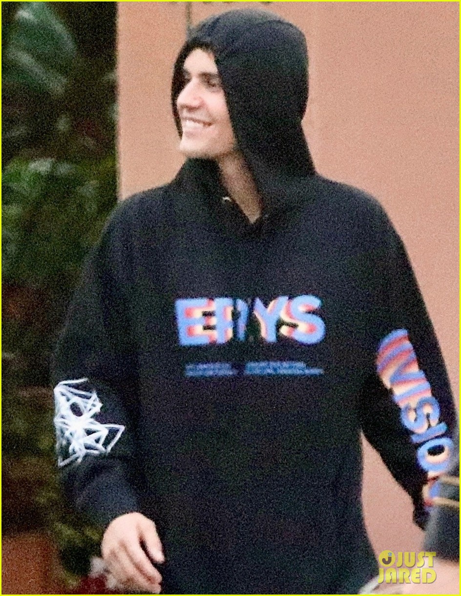 hailey justin bieber grab an early dinner in beverly hills 04