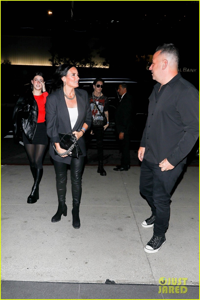 charli damelio chase hudson noah beck grab dinner after dixies concert 03