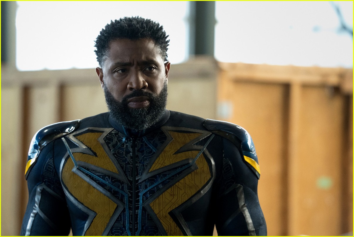 cress williams reprises black lightning on the flash armageddon part two 02