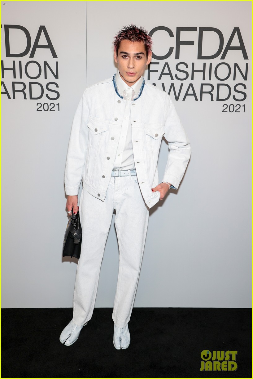 dove cameron rachel zegler snap selfies at cfda fashion awards 2021 04